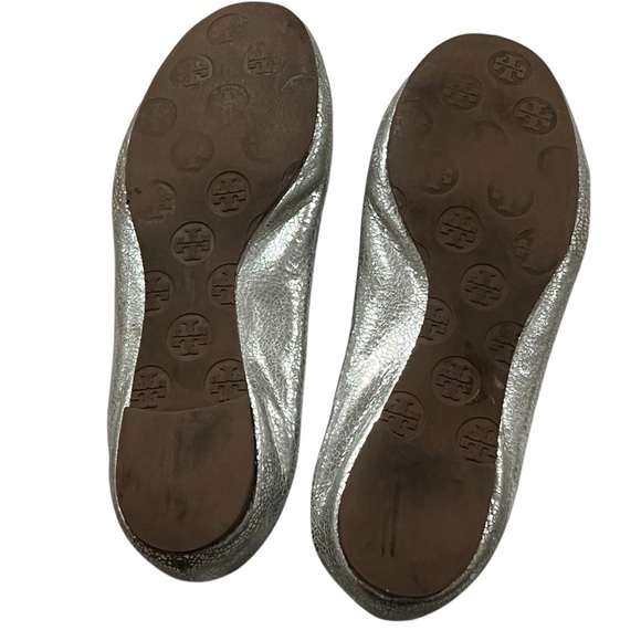 Tory Burch Size 7.5 Silver Metallic Logo Emblem Ballet Flats - Picture 4 of 8